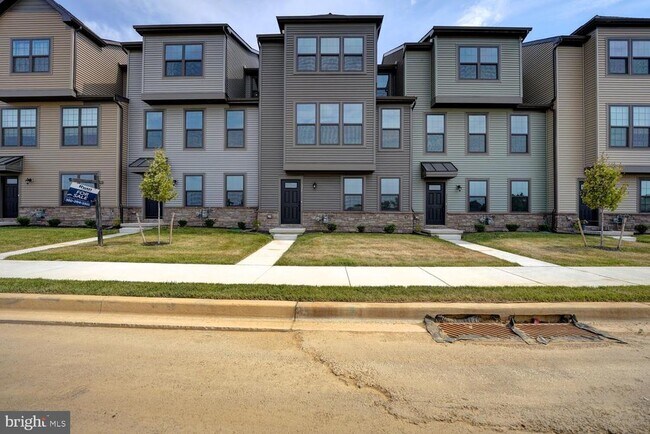 Building Photo - 324 E Grn St