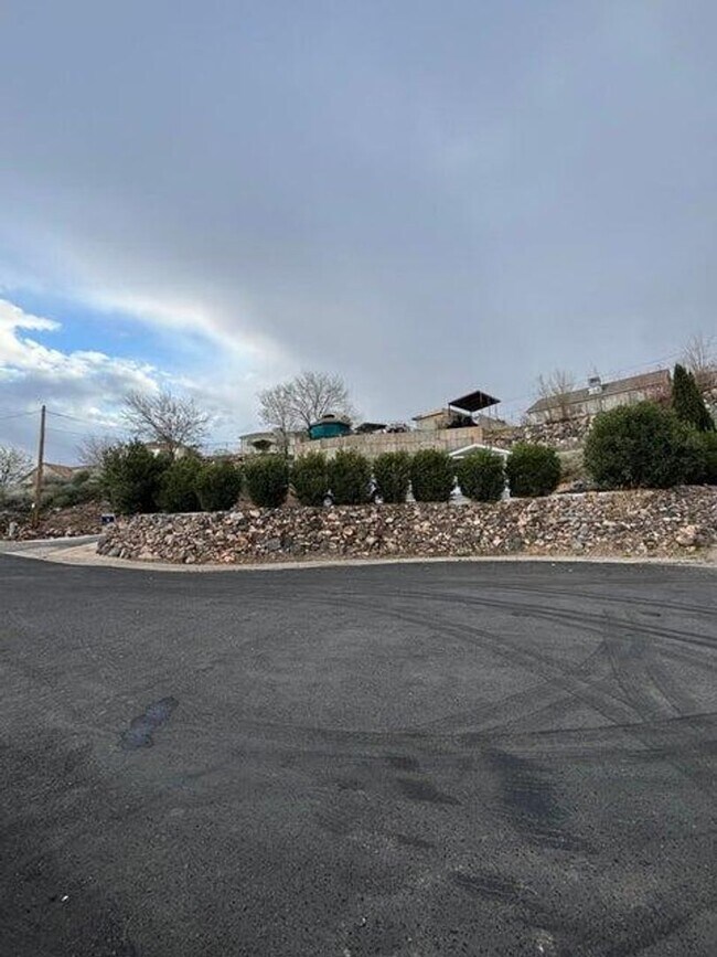 Building Photo - 2 Bed Home For Rent