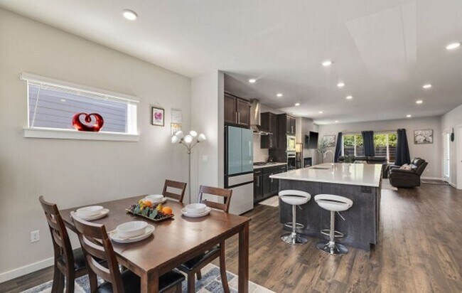 Building Photo - Modern 4-Bed Home in Northshore School District with A/C