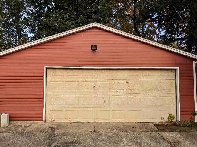 Building Photo - 256 Parkway Dr