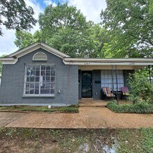 Building Photo - This 2BR/1BA includes a nice-sized living area, an ample kitchen, a fenced-in