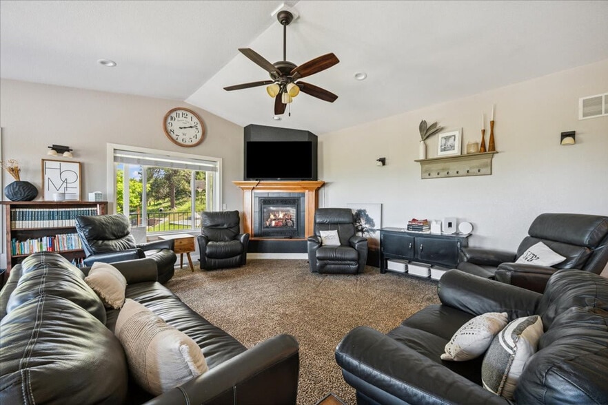 Building Photo - 3213 Hemlock Ct