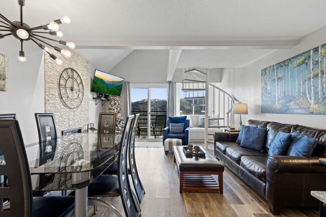 Building Photo - Modern Fully Furnished Home with Stunning ...