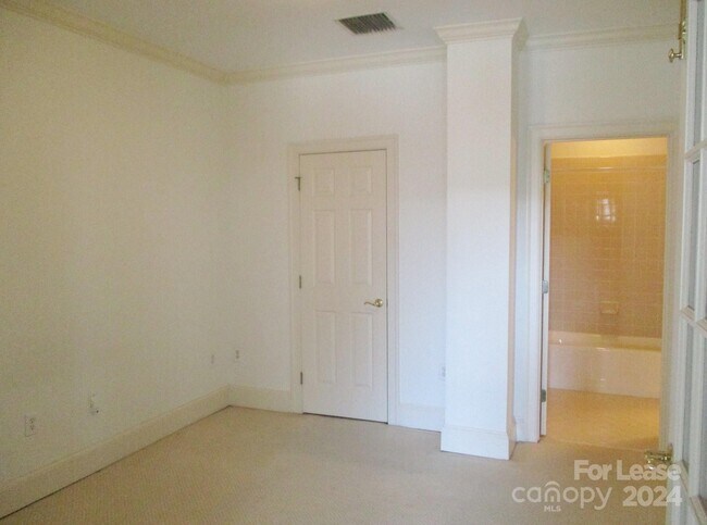 Building Photo - 127 N Tryon St