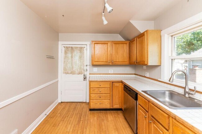 Building Photo - 2 bedroom in Chicago IL 60618