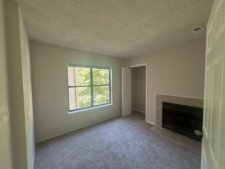 Building Photo - Room in Condo on Huntingdon Chase