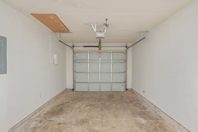 Building Photo - Charming Navarre Home on Nearly Half an Acre