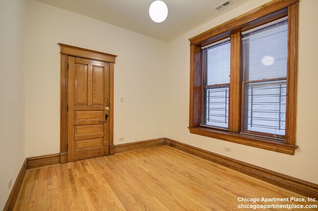 Building Photo - 1433 N Wells St