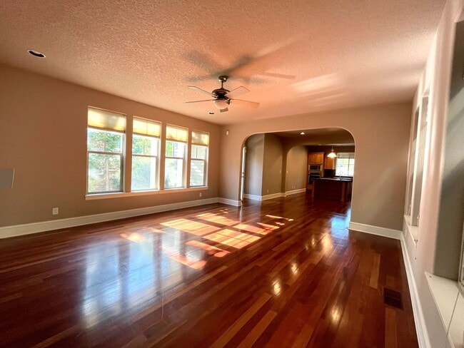 Building Photo - Stunning Corner Home in King City with Washer/Dryer Included, Private Courtyard!