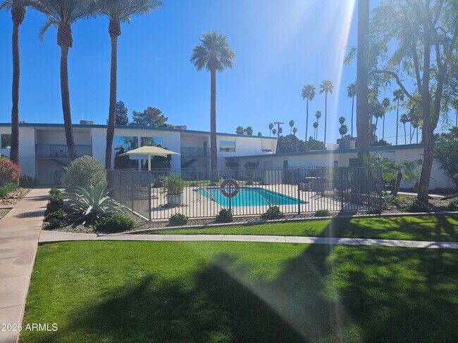 Building Photo - 301 W Medlock Dr