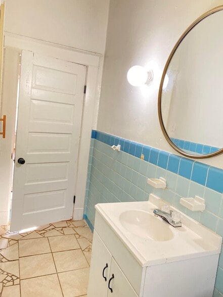 Building Photo - 1936 E McLemore Ave