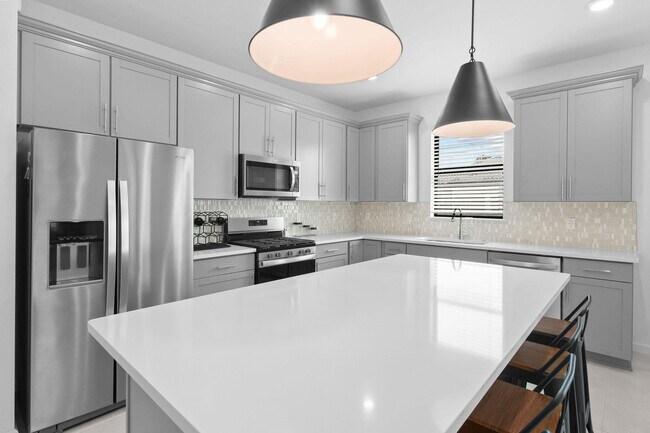 Building Photo - 758 SE Courances Dr