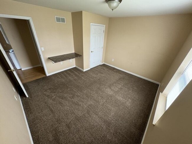 Building Photo - 601 Honeysuckle Ln