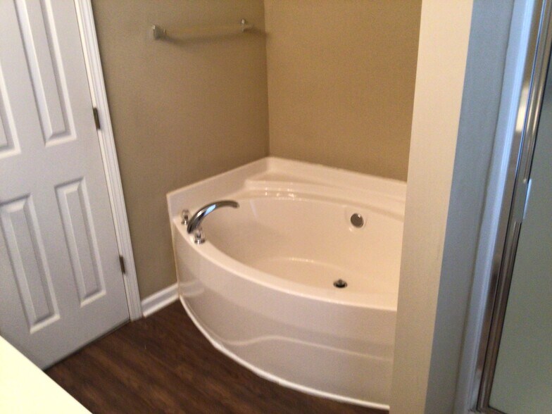 Building Photo - 555 Rockbridge Dr