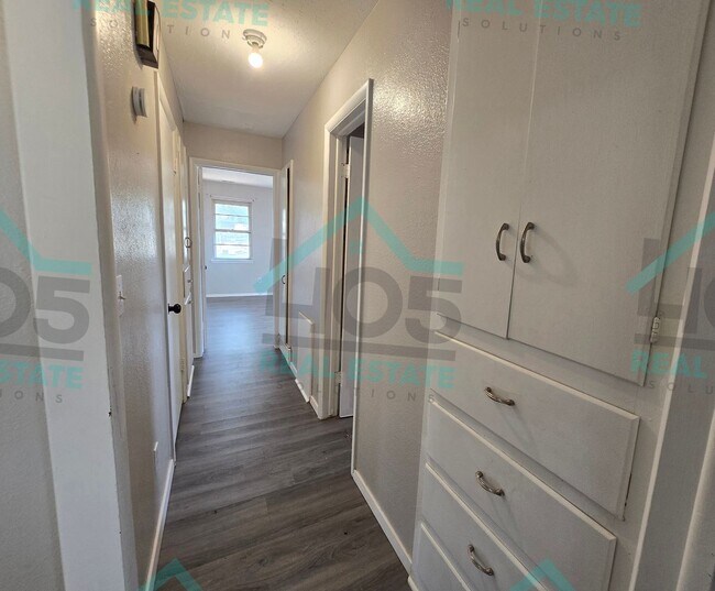 Building Photo - MWC Rental 3 Bed