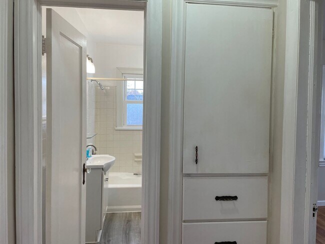 Building Photo - Charming 3-Bedroom Home for Rent – Quiet C...