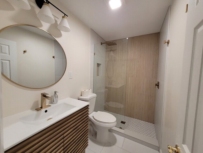 Building Photo - 2017 Woodford Rd