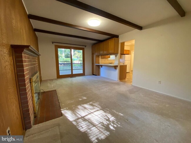 Building Photo - Elegant Living and Convenient Location Define This Home