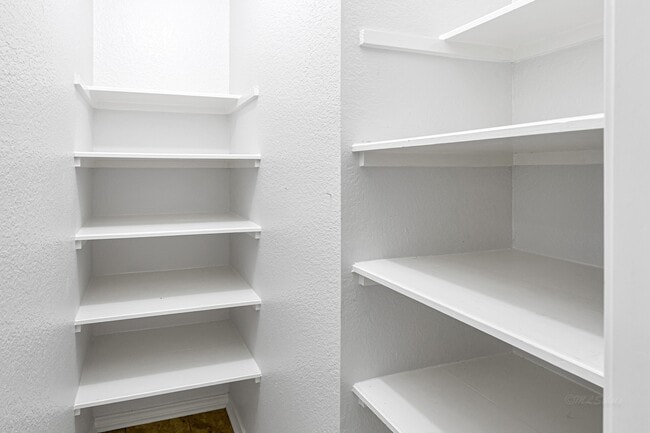 Building Photo - 902 Fairgate Dr