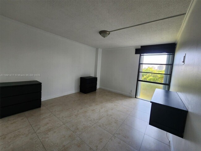 Building Photo - 3301 N Country Club Dr