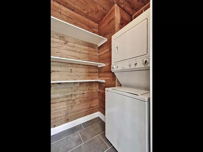 Building Photo - Remodeled 6 Bedroom Walking Distance to UT