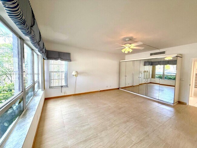 Building Photo - 9200 W Bay Harbor Dr