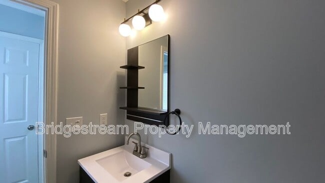 Building Photo - 2025 Culver Ave