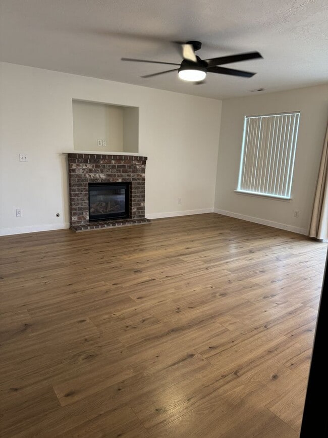 Building Photo - HARD TO FIND 4 BEDROOM