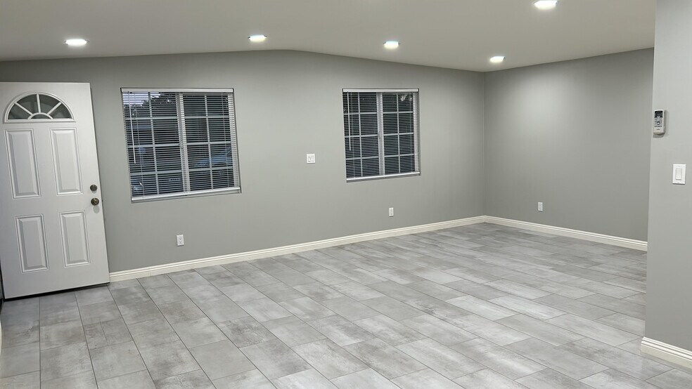Building Photo - 4221 W Roberts Dr
