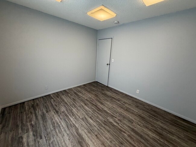 Building Photo - 1402 Main-E