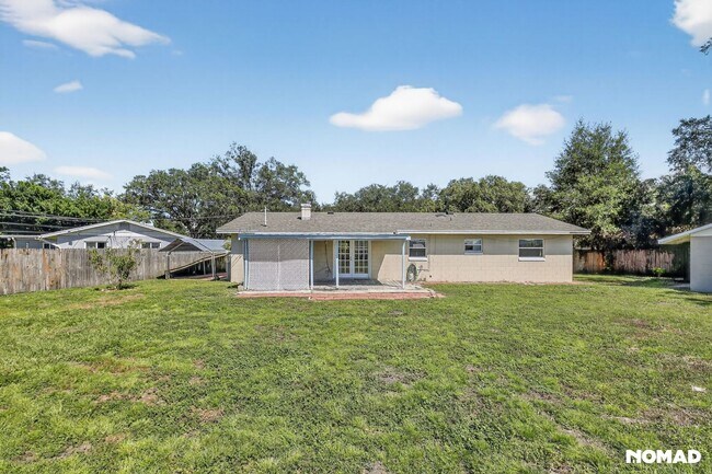 Building Photo - Updated, Large yard, quiet neighborhood, and convenient location