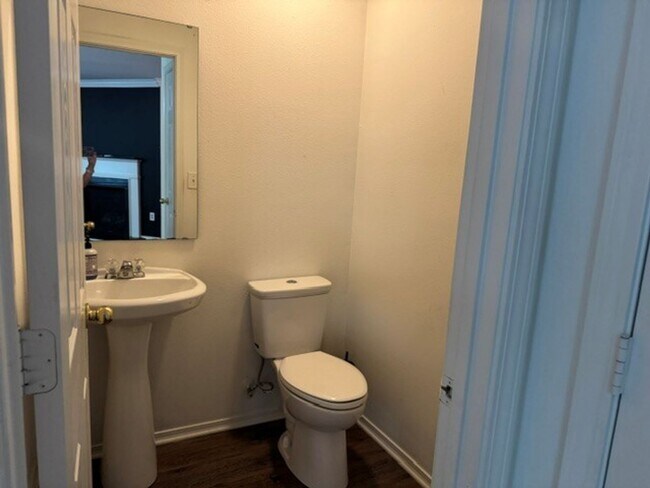 Building Photo - Nice 3/4 bedroom home