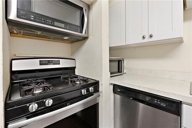 Building Photo - Duplex 11 Bedrooms 6 Baths Available August 2025