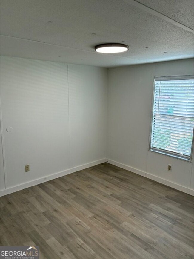 Building Photo - 215 Lynn Dr