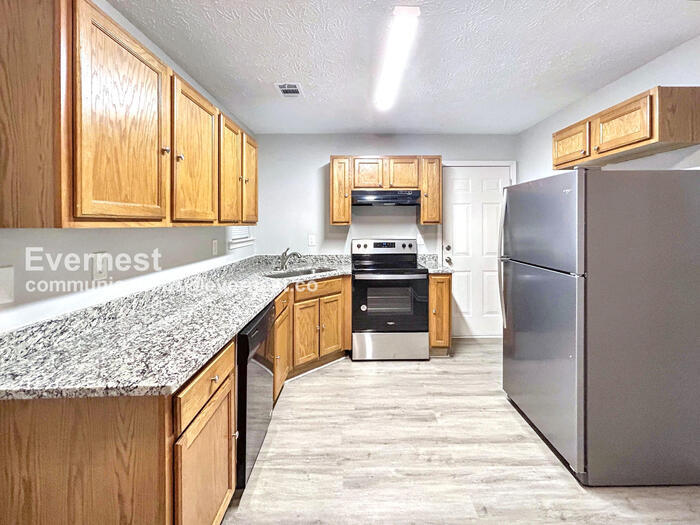 Building Photo - 5772-5773 3 Lakes Dr