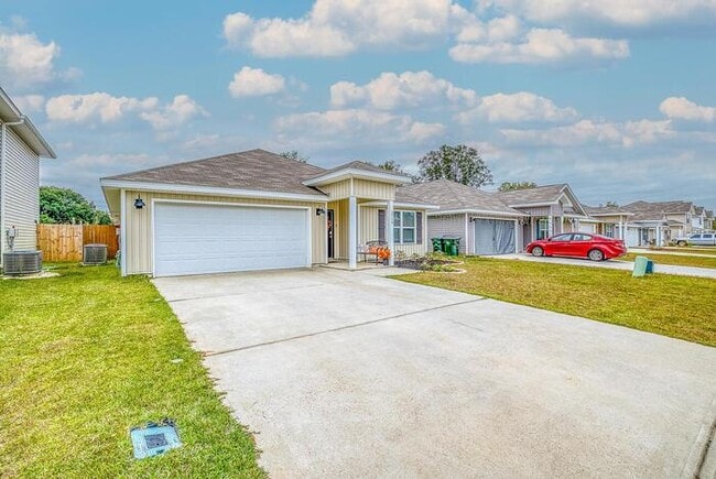 Building Photo - Updated and Move In Ready 4/2 in Cantonment