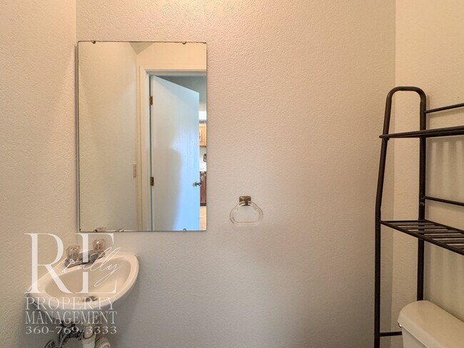 Building Photo - Bright End-Unit Townhome with Loft, Fireplace & Wooded Balcony