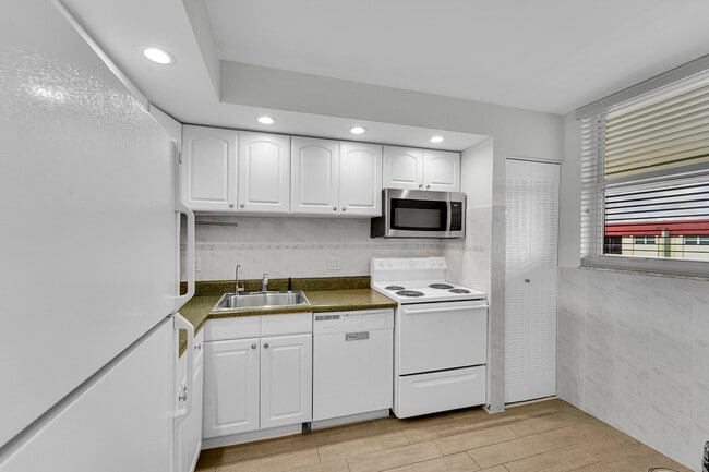 Building Photo - 5300 NE 24th Terrace