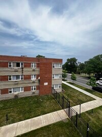 Building Photo - 2405 W Balmoral Ave