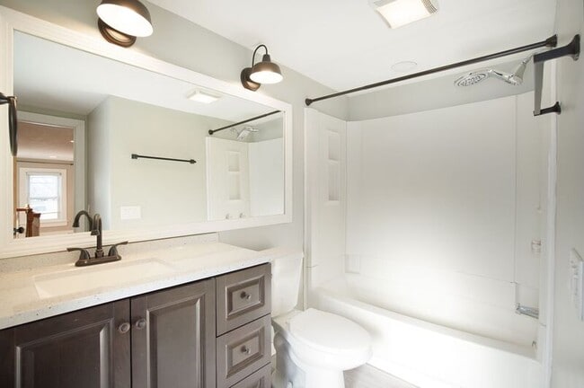 Building Photo - 40 Lealand Ave