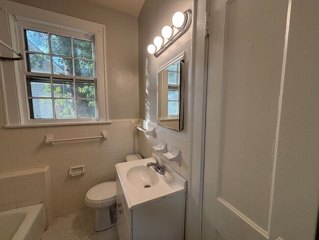 Building Photo - 1-BEDROOM UNIT AVAILABLE NOW!