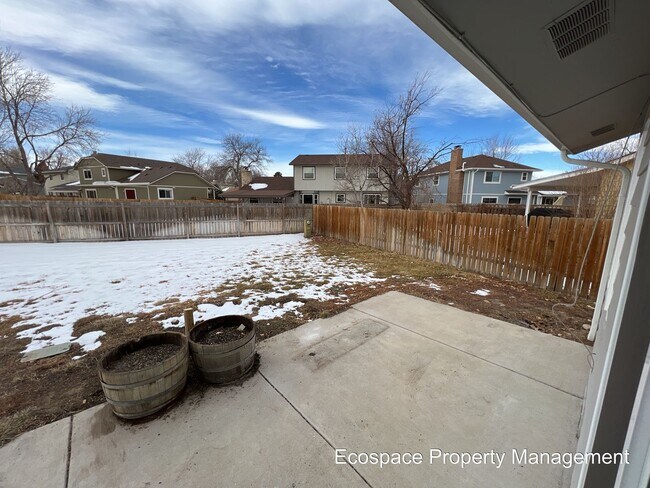 Building Photo - Four Bedroom House in the Smoky Hill neigh...