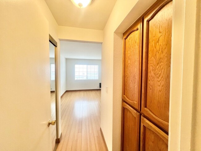 Building Photo - Roomy Signal Hill condo in Hillside Pines ...