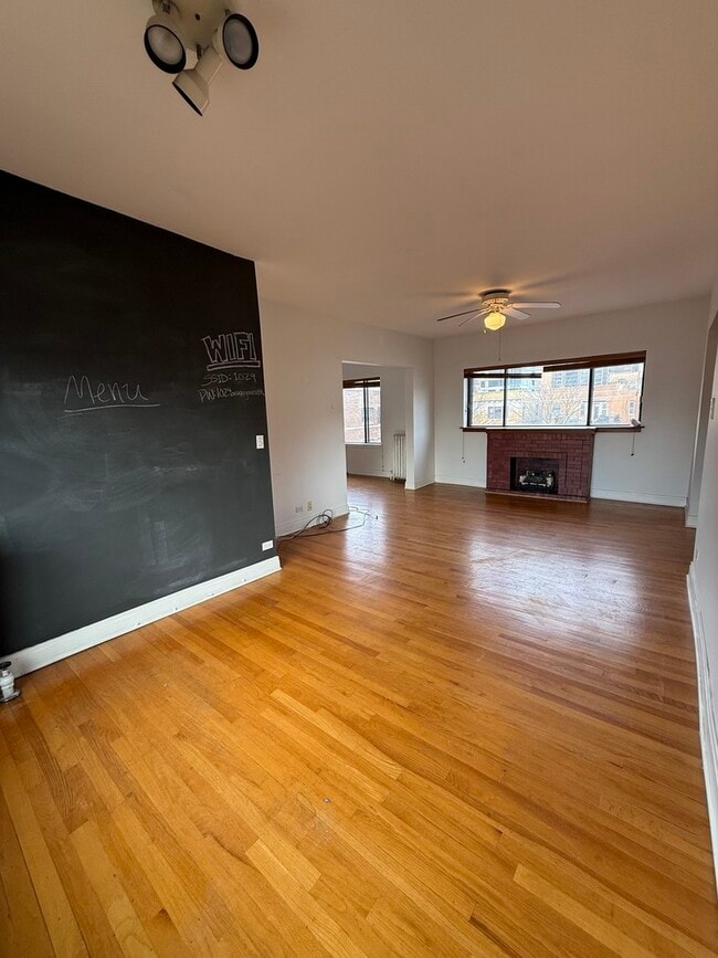 Building Photo - 928 W Sunnyside Ave