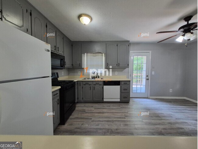 Building Photo - 235 Russell Dr