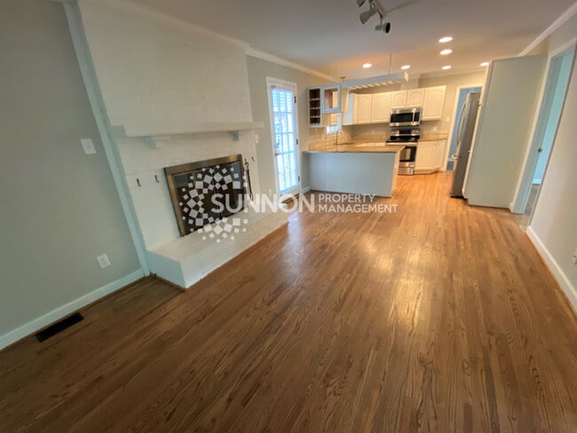 Building Photo - Charming 3 bed, 2.5 bath