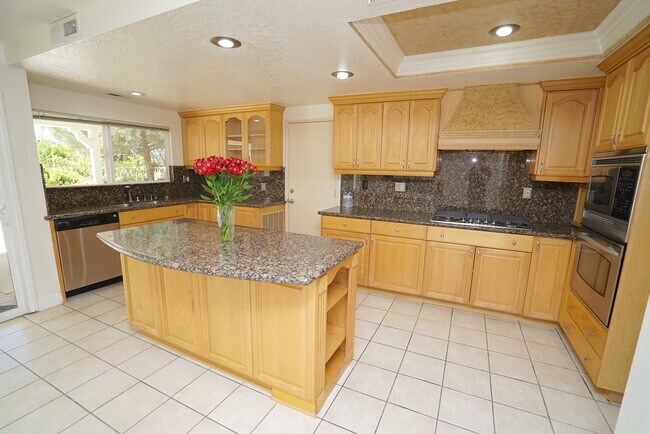 Building Photo - 4 Bedroom Rental Home in Santa Clarita.