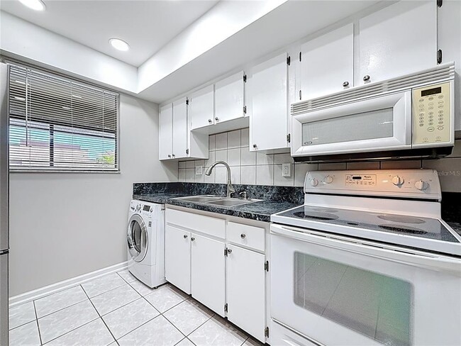 Building Photo - 890 N Village Dr