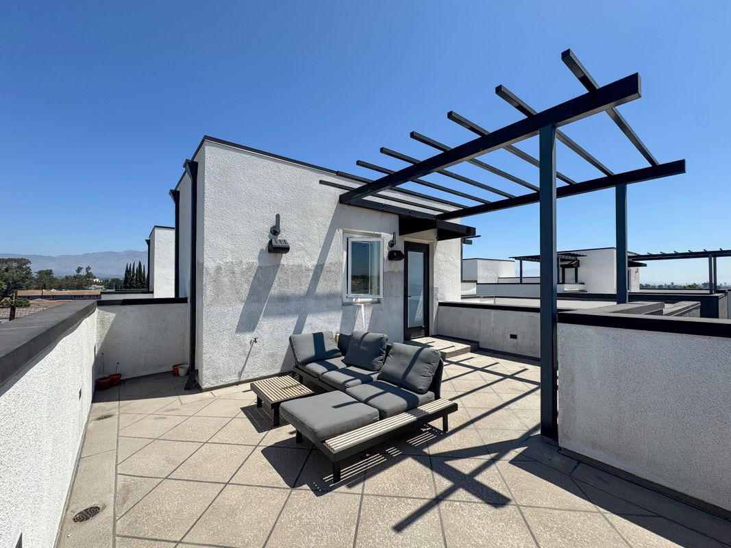 Building Photo - 519 W Newby Ave