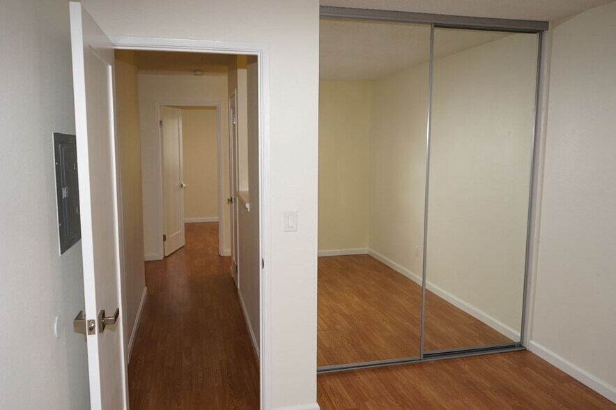 Building Photo - 547 Tawny Dr